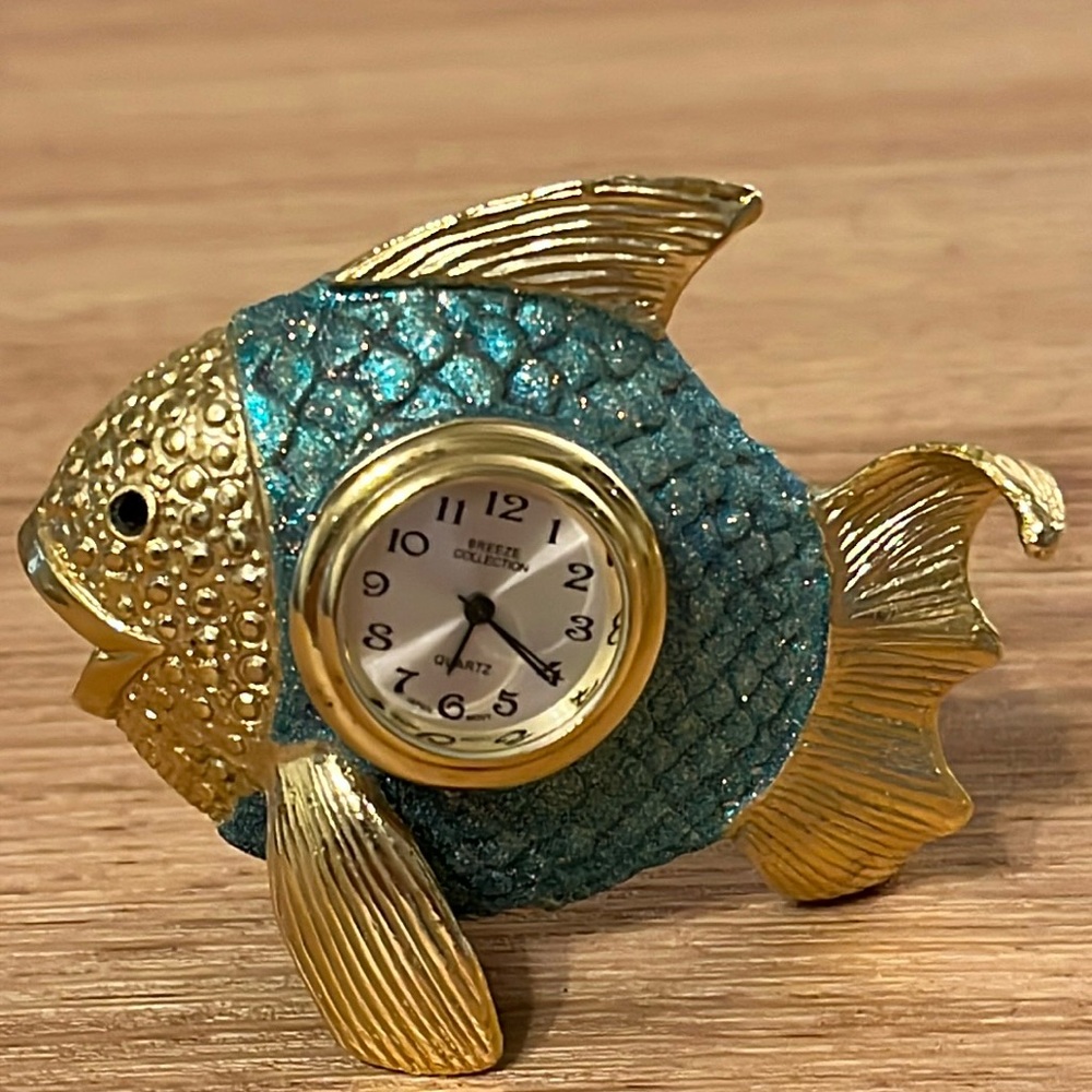 Small Table Quartz Clock Fish Shaped in enamel metal